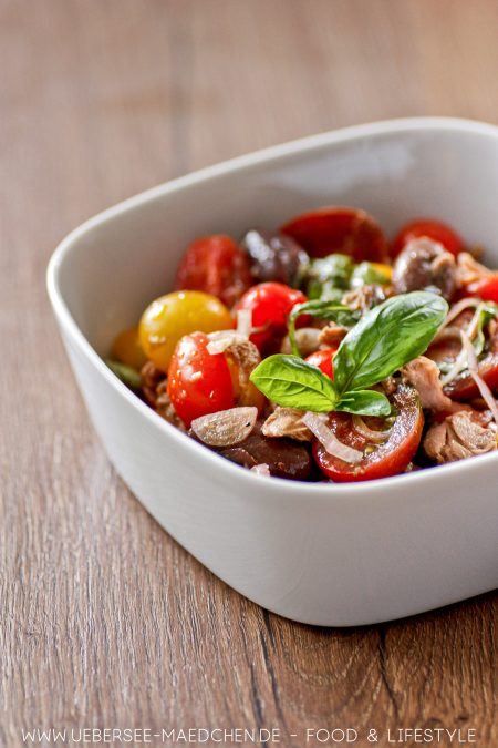 Tomatensalat besser mit Thunfisch Oliven Zwiebeln Jamie Oliver Rezept von ÜberSee-Mädchen Foodblog vom Bodensee