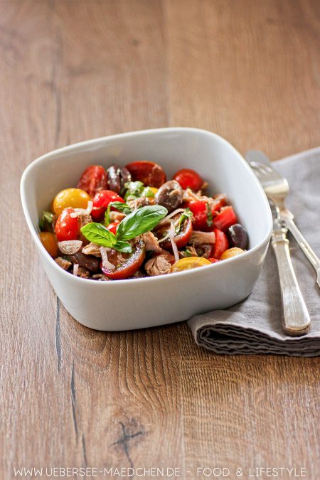 Tomatensalat besser mit Thunfisch Oliven Zwiebeln Jamie Oliver Rezept von ÜberSee-Mädchen Foodblog vom Bodensee