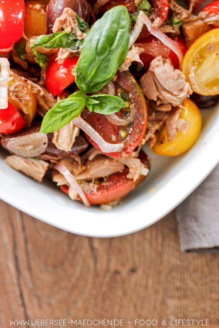 Bunte Tomaten, Thunfisch und Oliven ergeben leckeren Salat Rezept nach Jamie Oliver