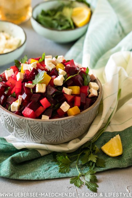 Rote-Bete-Salat ist einfach köstlich mit Feta und Petersilie