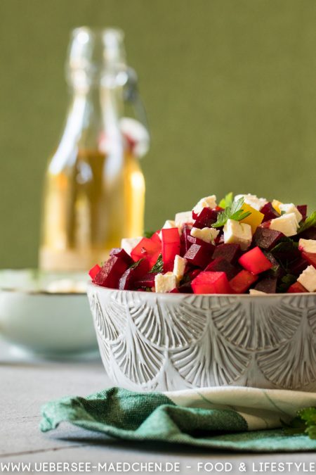 Eine Schüssel Rote-Bete-Salat mit Feta