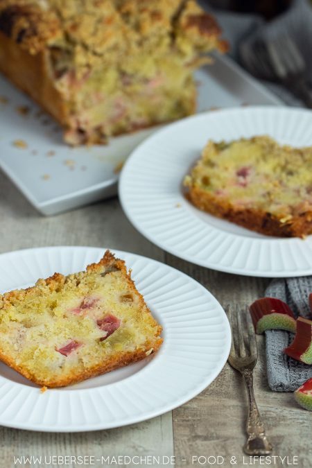Rührkuchen mit Obst Rhabarber und Streuseln einfaches Lieblingsrezept von ÜberSee-Mädchen Foodblog vom Bodensee