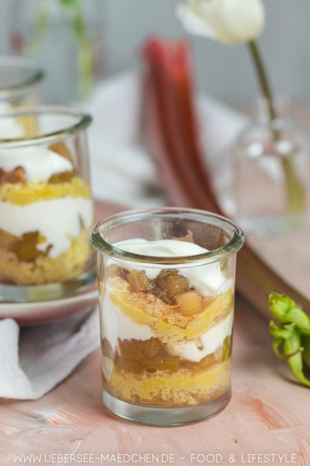 Rhabarber-Schichtdessert mit Biskuit Joghurt Rezept von ÜberSee-Mädchen Foodblog vom Bodensee