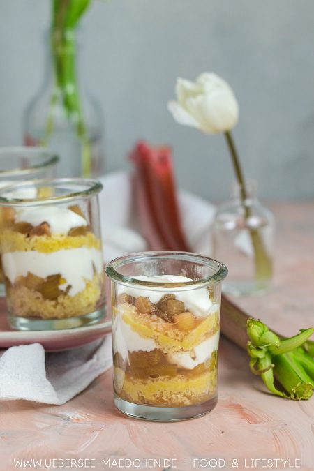 Rhabarber-Schichtdessert mit Biskuit Joghurt Rezept von ÜberSee-Mädchen Foodblog vom Bodensee