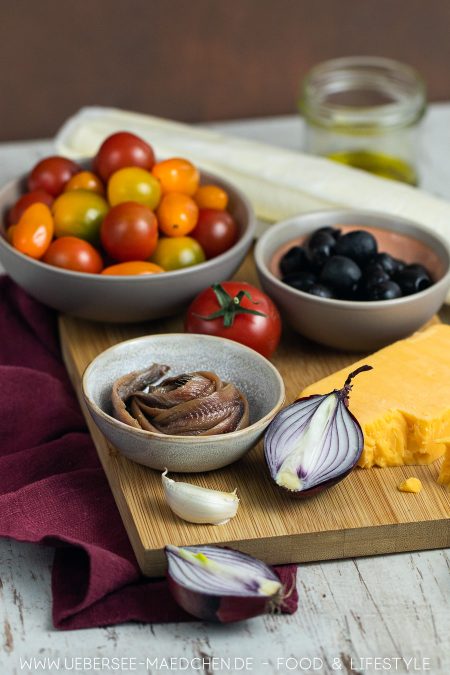 Zutaten für Tarte mit Blätterteig Tomaten Sardellen Oliven