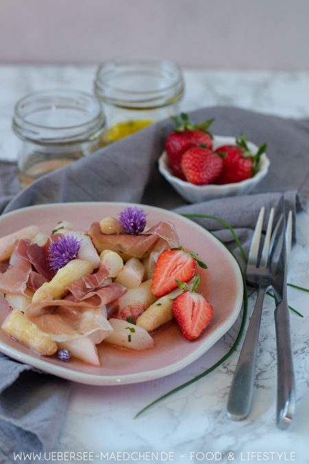 Spargelsalat mit Erdbeeren Rezept einfach lecker von ÜberSee-Mädchen Foodblog