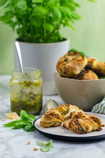 Hefeknoten mit Basilikum-Pesto Rezept von ÜberSee-Mädchen Foodblog vom Bodensee