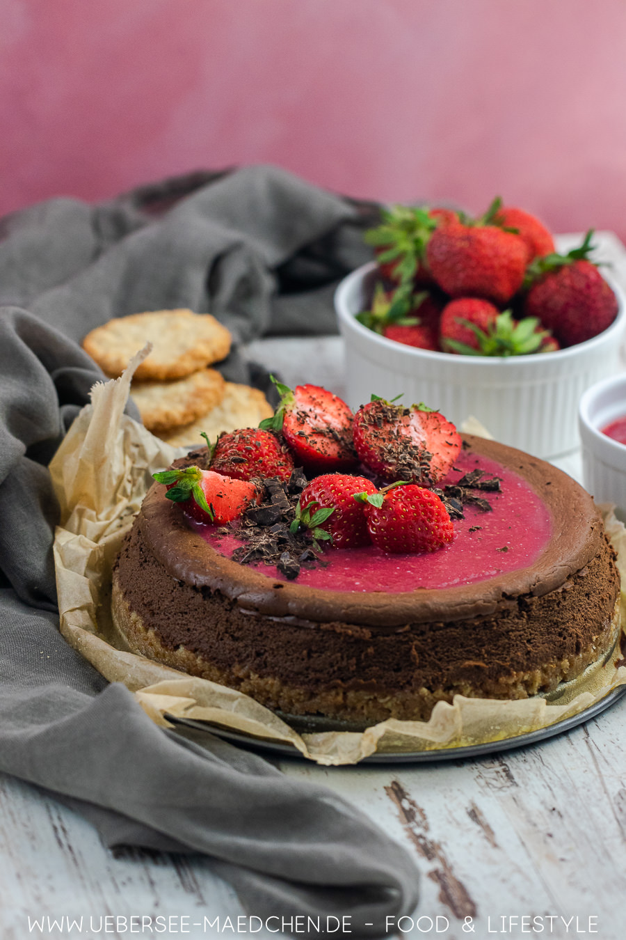 Schoko-Cheesecake mit Erdbeeren: ein Kuchentraum - ÜberSee-Mädchen Schoko-Cheesecake mit Erdbeeren: ein Kuchentraum - ÜberSee-Mädchen