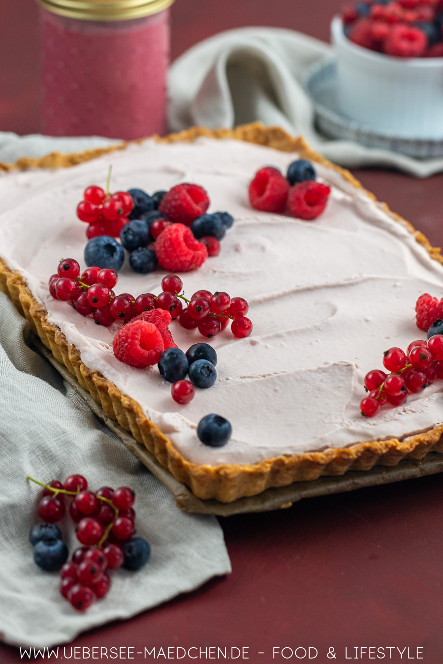 Sommerliche Beerentarte mit Himbeer Curd - ÜberSee-Mädchen Sommerliche Beerentarte mit Himbeer Curd - ÜberSee-Mädchen