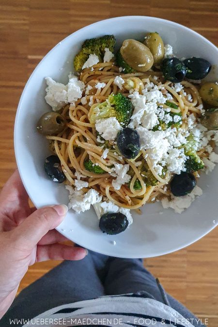 Spaghetti mit Oliven Feta Brokkoli nach Vegetariana