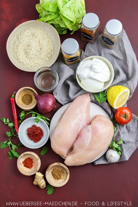 Alle Zutaten für würziges Hühnchen Tikka Masala mit Joghurtsauce
