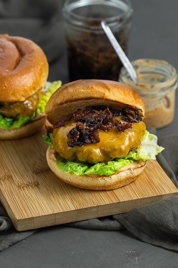 Burger mit Bacon Jam Cheddar Rezept von ÜberSee-Mädchen Foodblog vom Bodensee
