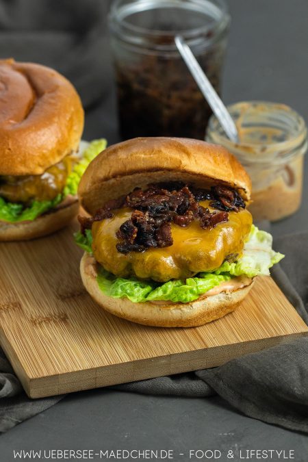 Burger mit Bacon Jam und Käse einfaches Feierabend Rezept von ÜberSee-Mädchen Foodblog vom Bodensee