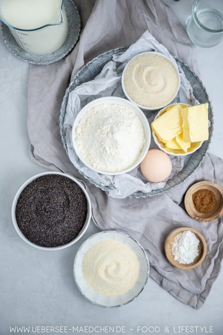 Mohn, Mehl, Zucker, Grieß, Butter und Ei - viel mehr braucht es nicht für einen Mohnkuchen