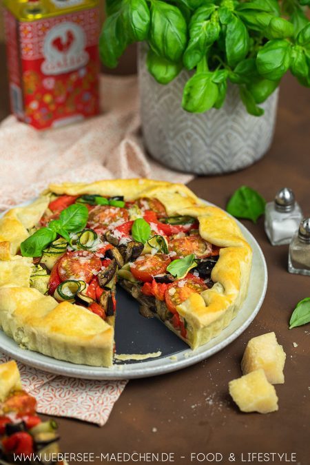 Mediterrane Ofengemüse-Tarte mit Aubergine Zucchini Paprika Tomate Rezept von ÜberSee-Mädchen Foodblog