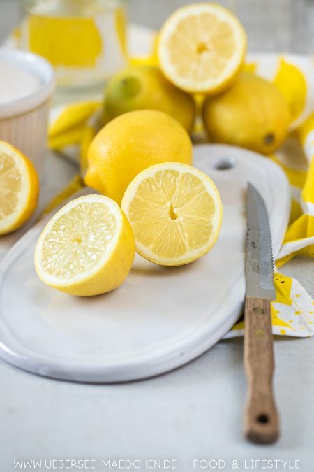 Aus Zitronen Zucker Wasser wird Zitronensirup selbstgemacht Rezept