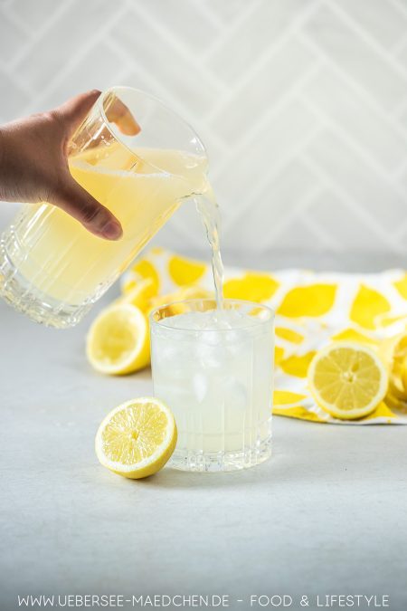 Zitronensirup macht aus Wasser eine leckere Limonade Rezept