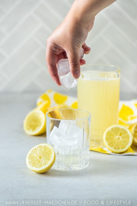 Hausgemachte Zitronenlimo braucht Eiswürfel