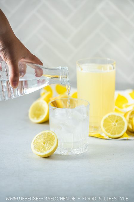 Ein Glas Wasser mit Zitronensirup
