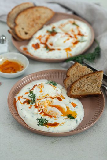 Çilbir pochierte Eier auf würziger Joghurtsauce türkisches Rezept Frühstück von ÜberSee-Mädchen Foodblog