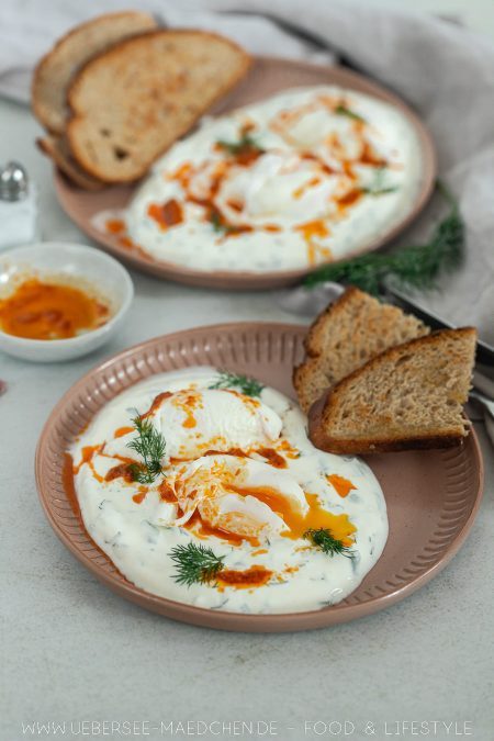 Frühstück mal türkisch mit Çilbir pochierte Eier auf Joghurtsauce