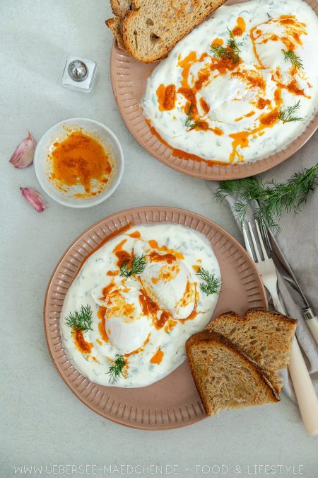 Çilbir pochierte Eier auf würziger Joghurtsauce türkisches Rezept 
