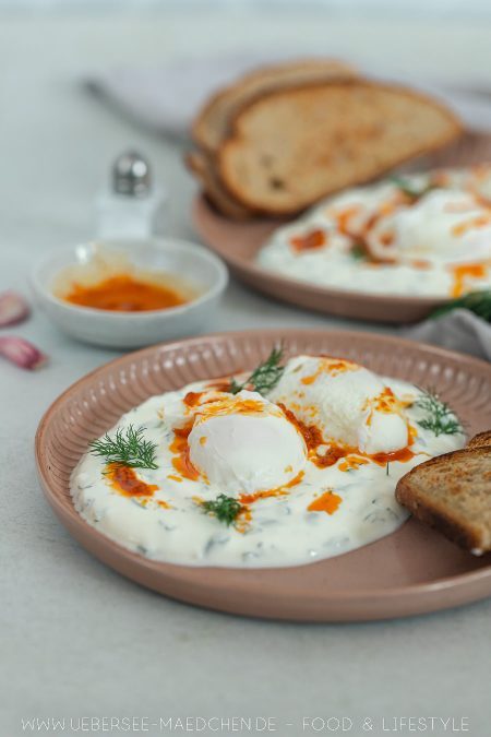 Çilbir pochierte Eier auf würziger Joghurtsauce türkisches Rezept Frühstück von ÜberSee-Mädchen Foodblog