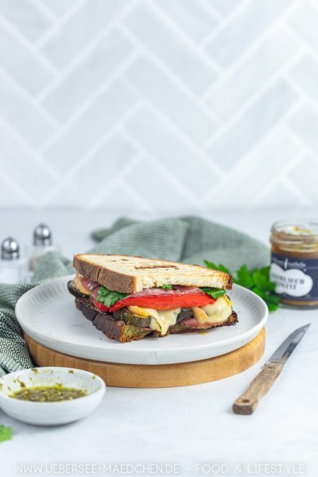 Pesto und Knoblauch Confit machen das Antipasti-Sandwich würzig