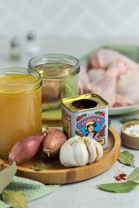 Zutaten für Hähnchenschenkel aus dem Ofen mit Fond Weißwein Paprika Knbolauch