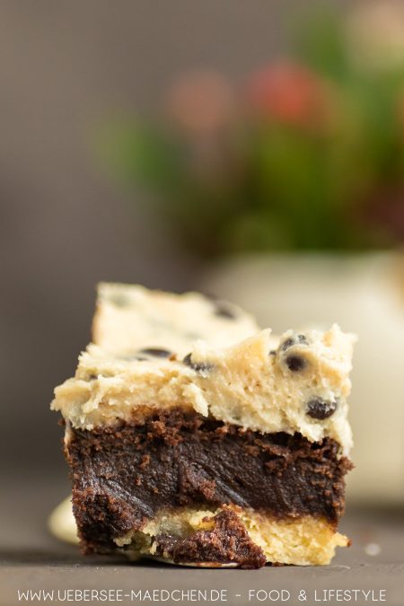 Cookiedough-Kuchen mit Brownie-Schicht rohem Keksteig Rezept von ÜberSee-Mädchen Foodblog vom Bodensee
