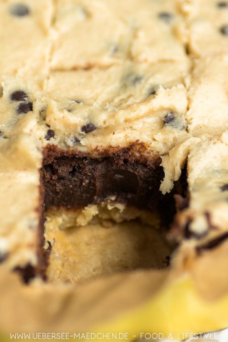 Cookiedough-Kuchen mit Brownie-Schicht rohem Keksteig Rezept von ÜberSee-Mädchen Foodblog vom Bodensee