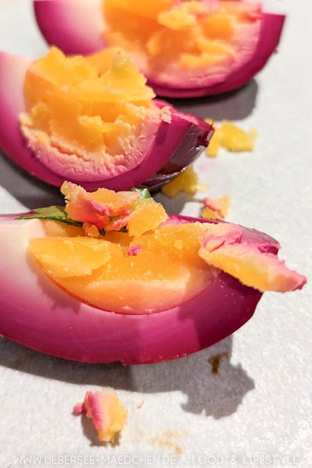 Typisch Kochbuch-Challenge: Eingelegte Eier werden schön pink