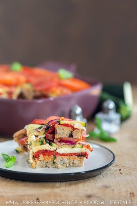 Mediterraner Schichtsalat zum Grillen mit Paprika Zucchini Tomaten Ciabatta Käse Rezept von ÜberSee-Mädchen Foodblog
