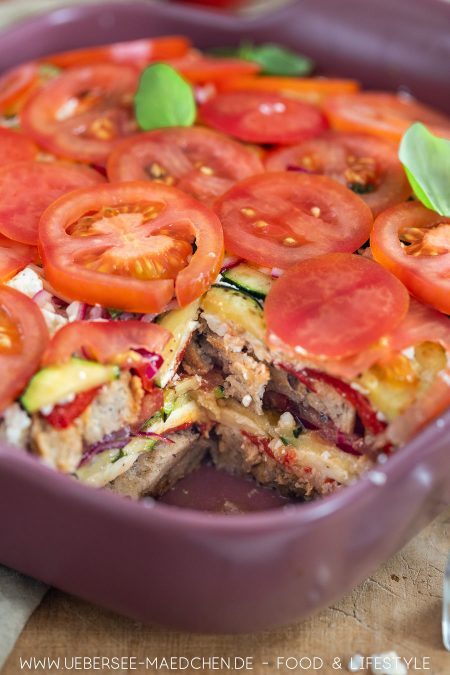 Mediterraner Schichtsalat zum Grillen mit Paprika Zucchini Tomaten Ciabatta Käse Rezept