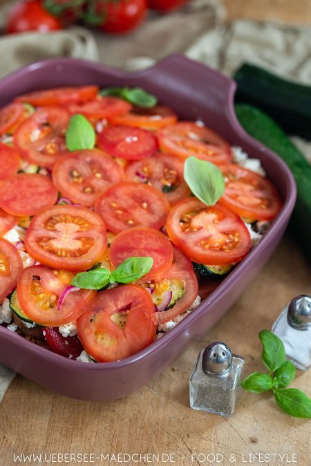 Auflaufform mit Tomaten-Salat zum Grillen
