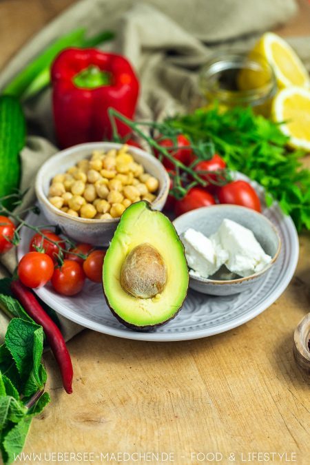 Zutaten für Kichererbsen Salat mit Avocado und Feta