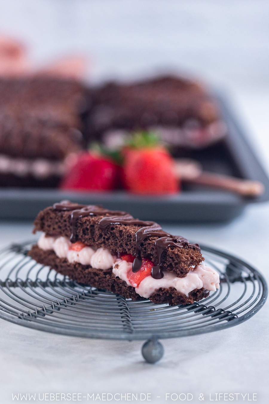Erdbeer-Schnitten: Erdbeer trifft Schokoladenbiskuit Erdbeer-Schnitten: Erdbeer trifft Schokoladenbiskuit