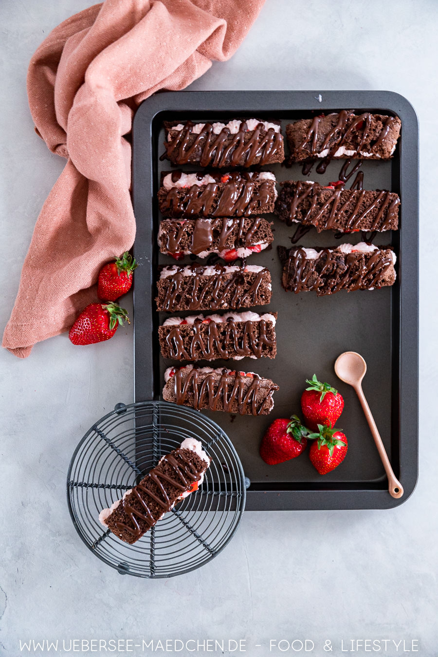 Erdbeer-Schnitten: Erdbeer trifft Schokoladenbiskuit Erdbeer-Schnitten: Erdbeer trifft Schokoladenbiskuit