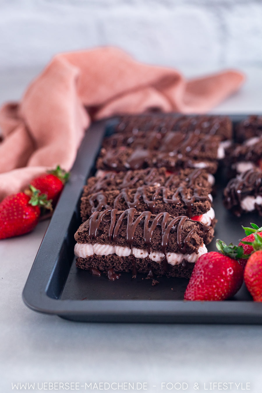 Erdbeer-Schnitten: Erdbeer trifft Schokoladenbiskuit Erdbeer-Schnitten: Erdbeer trifft Schokoladenbiskuit