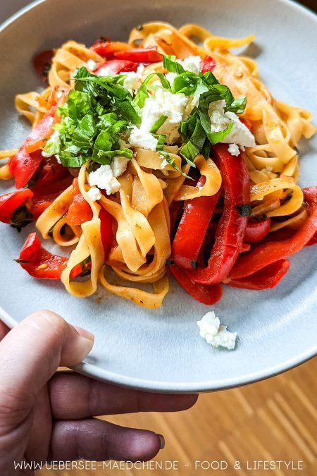Paprika-Pasta zeigt vegetarische griechische Küche bei der Kochbuch-Challenge