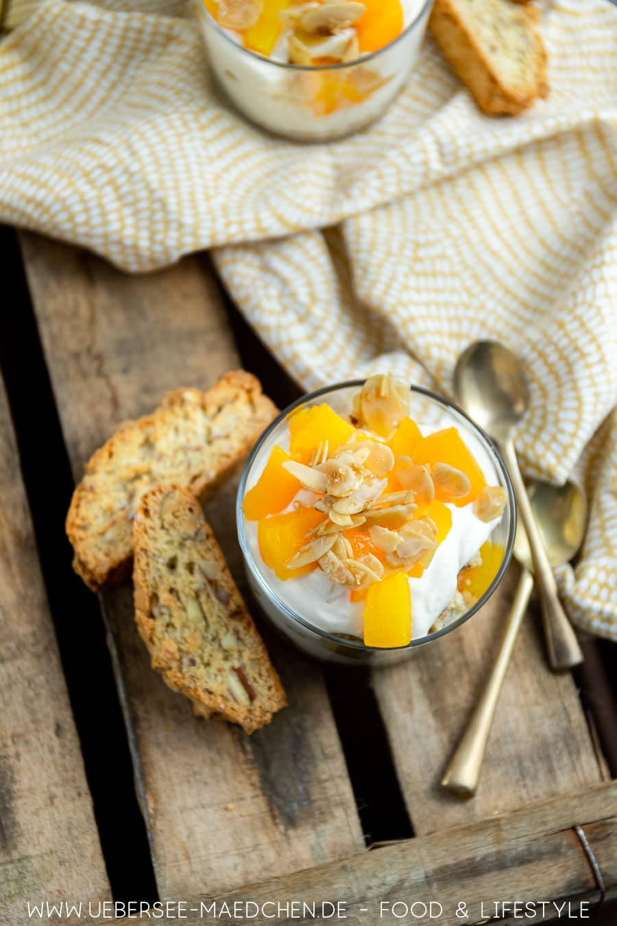 Cantuccini-Dessert mit Pfirsich im Glas: Sommer-Dessert fürs ganze Jahr