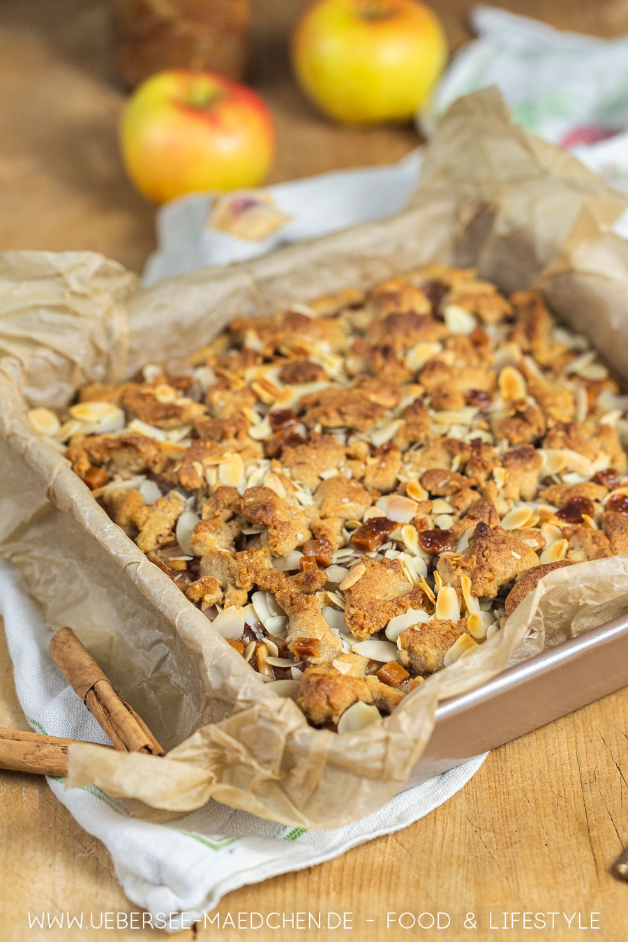 Nussiger Apfel-Streusel-Kuchen mit Karamell