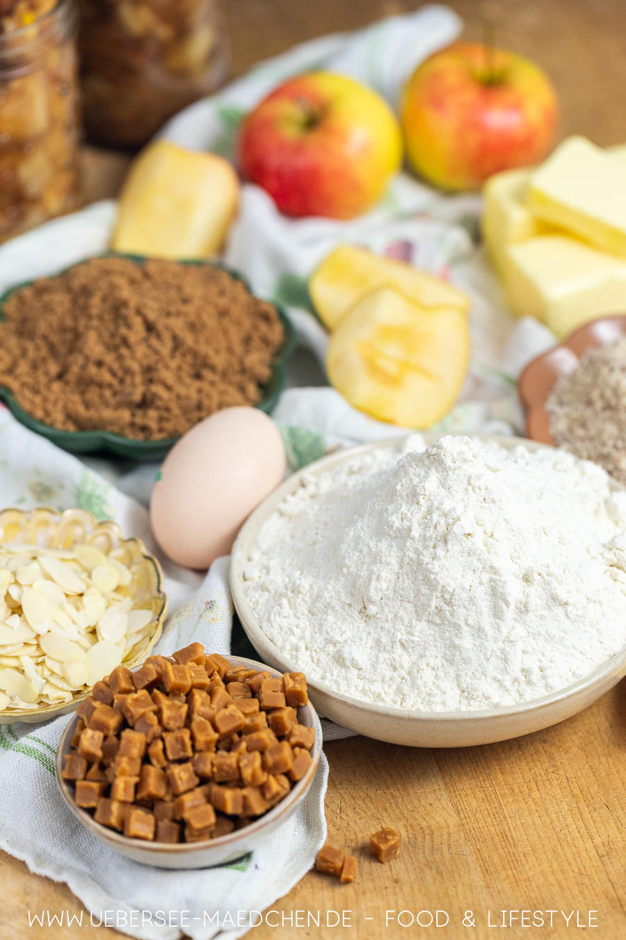 Nussiger Apfel-Streusel-Kuchen mit Karamell