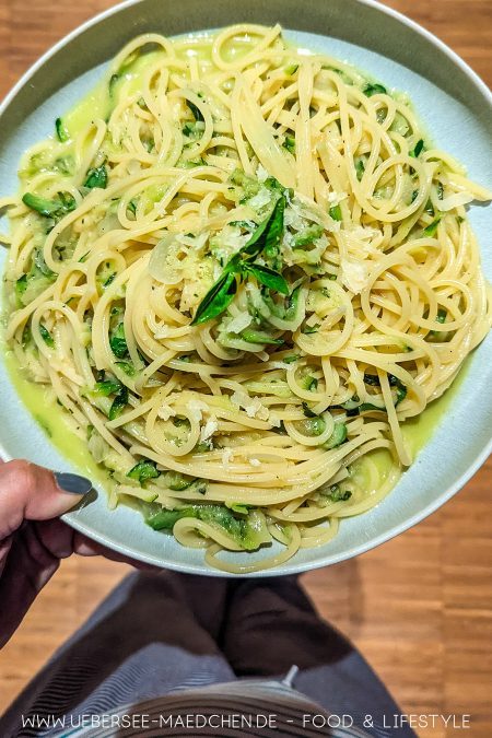 Linguine mit Zucchini, Ei und Parmesan ist cremig wie Carbonara