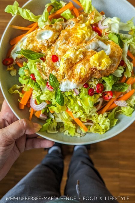 Spiegelei-Salat aus dem Kochbuch East mit asiatischen Rezepten