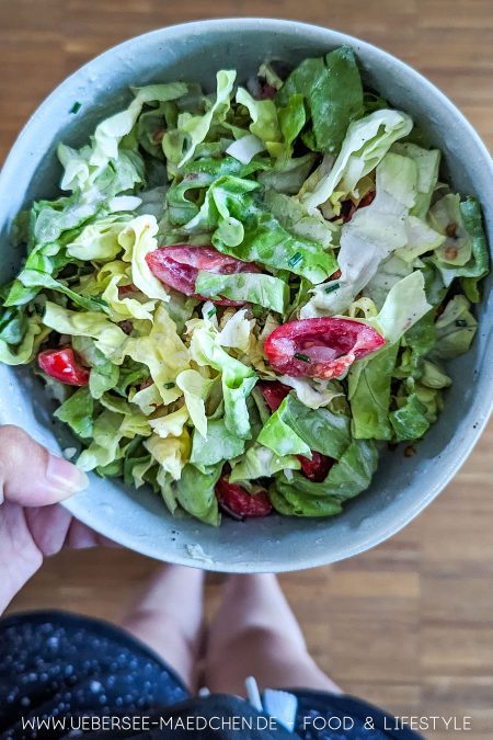 Buttermilch-Dressing macht diesen Salat besonders lecker