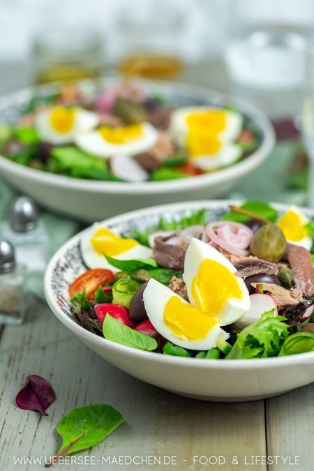 Ei auf einem Salat mit Thunfisch nach französischem Rezept