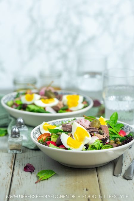 Salade niçoise Rezept für Mittagspause oder leichtes Abendessen mit Thunfisch und Ei 