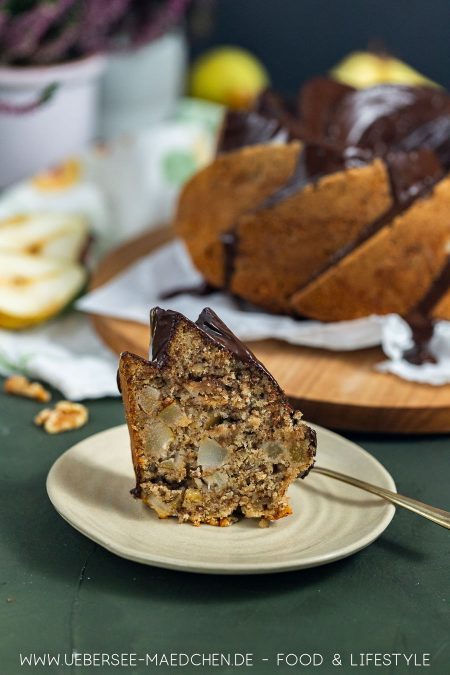 Ein Stück Rührkuchen mit Walnüssen Birne Schokolade