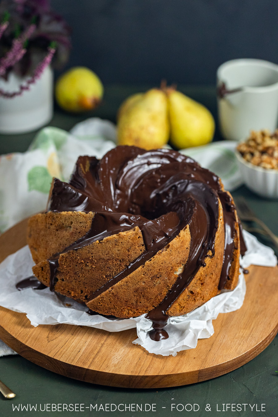 Nuss-Gugelhupf mit Birnen und Schoko - so saftig und gut! Nuss-Gugelhupf mit Birnen und Schoko - so saftig und gut!